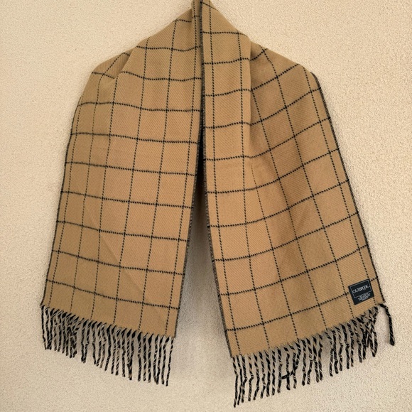 Outbrook Reversible Tan and Black Acrylic Fringe Scarf | made in Germany - Picture 5 of 7
